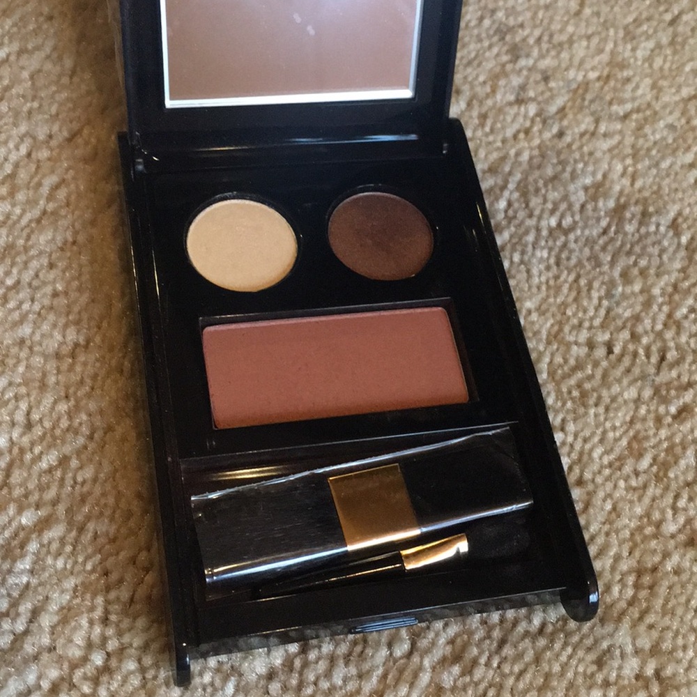 🆕! Elizabeth Arden Eyeshadow and Blush palette